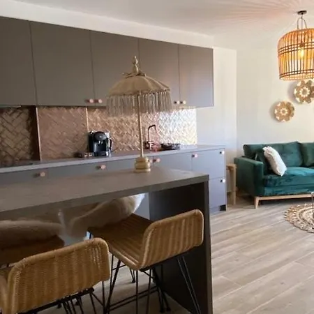 Apolo Vii Bali Style Apartment